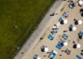 Parkeerplaatsen bij strand en binnenwater lopen vol