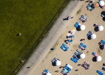 Parkeerplaatsen bij strand en binnenwater lopen vol