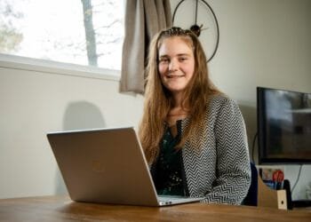 Laura (27) dankbaar dat ze brood kan verdienen met het steunen van goede doelen: ‘En we maken nog impact in Afrika ook’