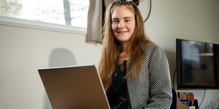 Laura (27) dankbaar dat ze brood kan verdienen met het steunen van goede doelen: ‘En we maken nog impact in Afrika ook’