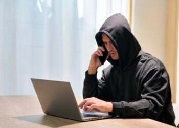 Overheidsrapport waarschuwt: criminelen winnen terrein in wijken, zorg en horeca