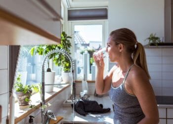 Voedingscentrum-richtlijn gemist: 61 procent van jongvolwassenen drinkt te weinig water
