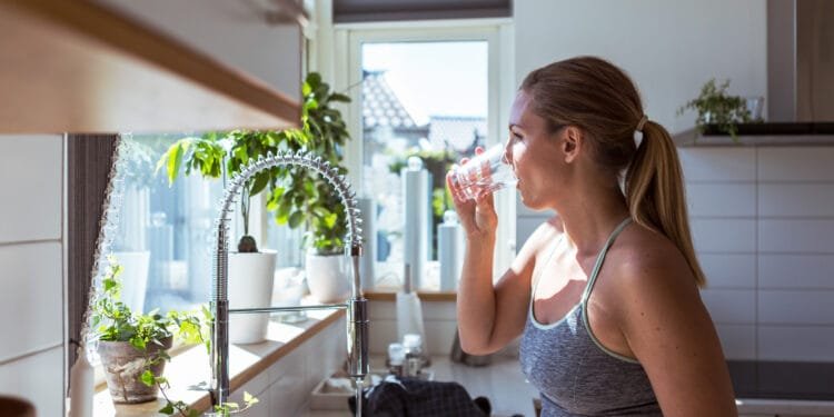 Voedingscentrum-richtlijn gemist: 61 procent van jongvolwassenen drinkt te weinig water
