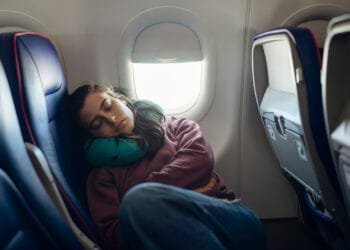 Artsen tippen: met deze 2 simpele dingen slaap je beter tijdens een lange vlucht