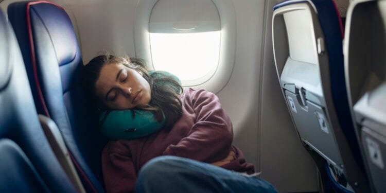 Artsen tippen: met deze 2 simpele dingen slaap je beter tijdens een lange vlucht