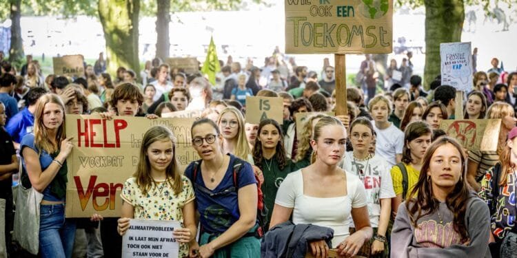 Onderzoek onder jongeren: klimaatstress groeit nu eten en energie duurder worden