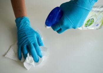 Viezer dan je toiletbril: expert tipt 8 spullen in huis die bijna niemand goed schoonmaakt