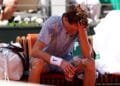 Sinner strandt met fysiek ongemak in tweede ronde Roland Garros