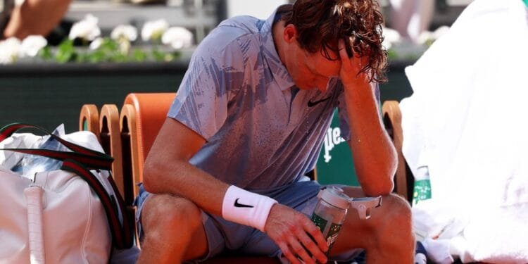 Sinner strandt met fysiek ongemak in tweede ronde Roland Garros