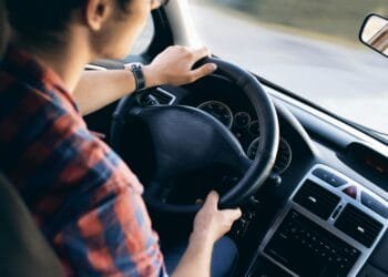 Kabinet verhoogt verkeersboetes opnieuw: door rood rijden kost straks 328 euro