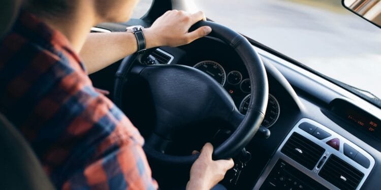 Kabinet verhoogt verkeersboetes opnieuw: door rood rijden kost straks 328 euro