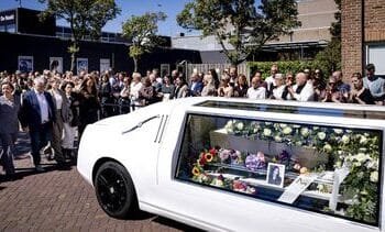 Duizenden mensen applaudisseren luid voor overleden Jade Kops