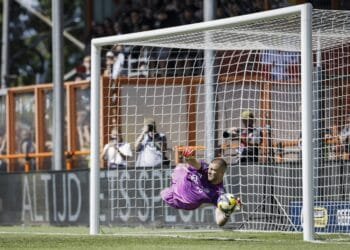 Ajax grab last European place with shoot-out win against Utrecht