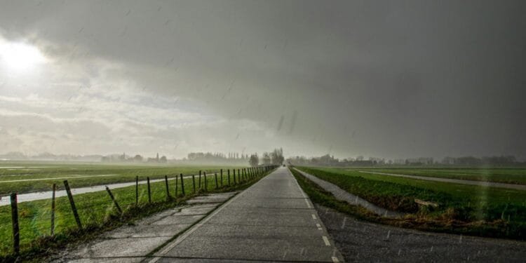 Storms and heavy hail ahead as warm spell ends