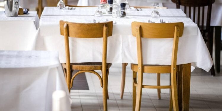 ABN AMRO: mensen gaan minder vaak uit eten in restaurants