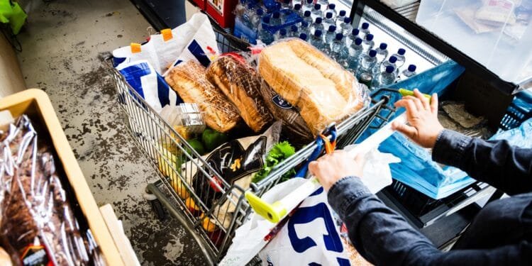 155.600 Nederlanders naar de voedselbank: ‘Armoede groeit in welvarend Nederland’, ook onder mensen met werk