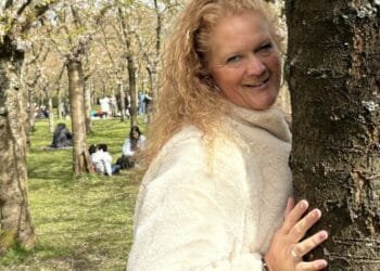 Mirjam (47) bleef berooid achter na haar scheiding: ‘Kreeg te horen dat hij geen cent had, ik moest geld lenen voor boodschappen’