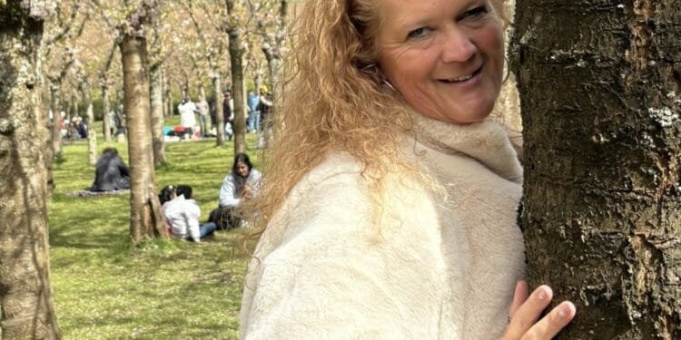 Mirjam (47) bleef berooid achter na haar scheiding: ‘Kreeg te horen dat hij geen cent had, ik moest geld lenen voor boodschappen’