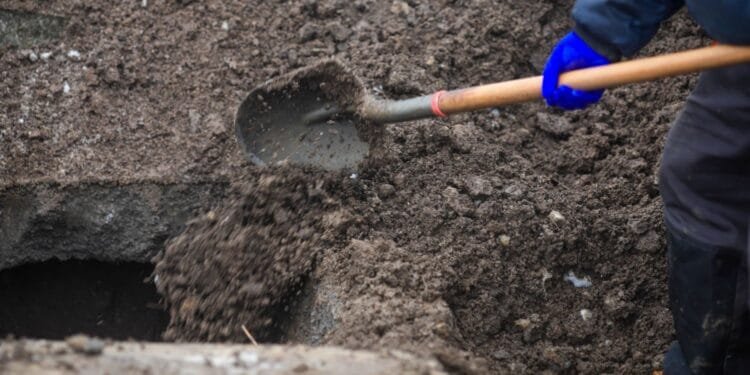 Gravedigger suspected of stealing gold from Hague graves