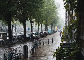 Woon je in de stad? Dan heb je volgens dit onderzoek vaker last van regen