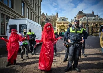 Mag je je gezicht bedekken tijdens demonstraties? Tweede Kamer twijfelt over verbod