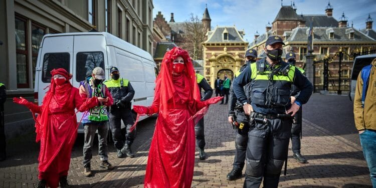 Mag je je gezicht bedekken tijdens demonstraties? Tweede Kamer twijfelt over verbod