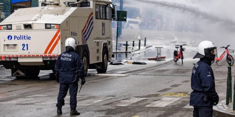 Demonstranten dringen parlement Brussel binnen