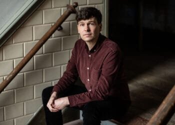 Vader van twee dochters, Michiel (36), schrijft eerlijk over vaderschap: ‘Mannen moeten zachter worden’