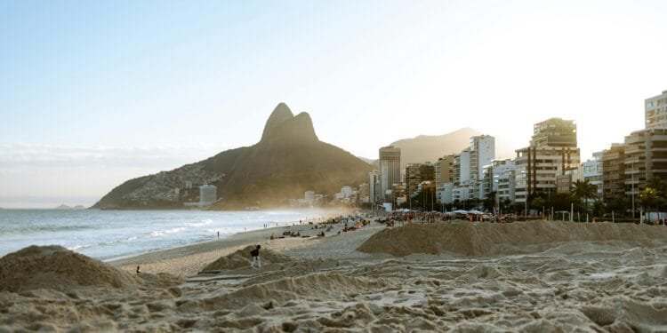 Benya (35) werd opgelicht op het strand in Rio de Janeiro: ‘Voor vier biertjes betaalde ik ineens 650 euro’