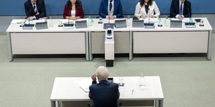 Van Dissel: hadden minder afhankelijk van WHO moeten zijn