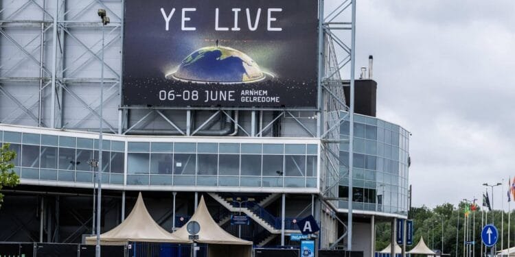Protest bij GelreDome tegen komst rapper Ye