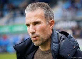 Feyenoord ontslaat trainer Van Persie na ruim een jaar