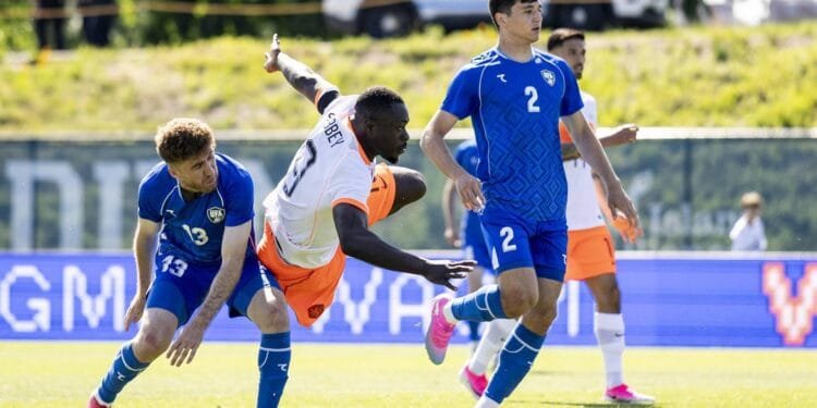 Oranje verslaat Oezbekistan en ziet keeper Verbruggen uitvallen