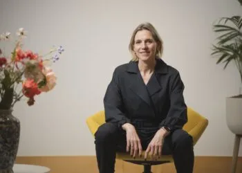 Minister Mirjam Sterk van Sport bezoekt Oranje op WK voetbal en voelt ongemak: ‘Beetje dubbel gevoel’