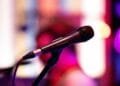 Björn (42) in Burenruzies: ‘De buurvrouw organiseert élk weekend een karaokewedstrijd in haar woonkamer’