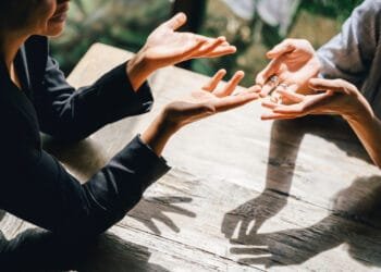 Relatietherapeuten delen empathische trucs die een ruzie met je partner sneller laten zakken