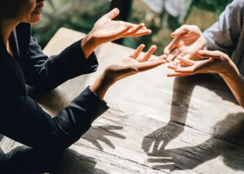 Relatietherapeuten delen empathische trucs die een ruzie met je partner sneller laten zakken