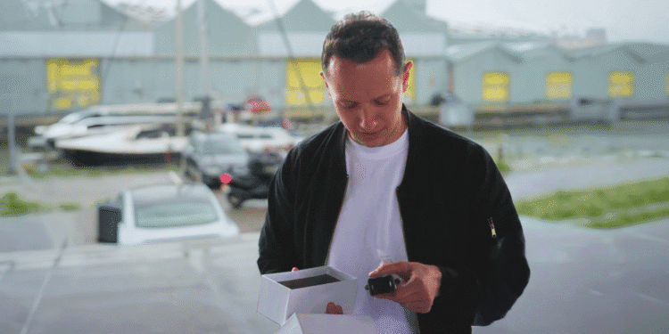 Pointer-presentator Jos de Groot mishandeld na Snapchat-contact met dealers: ‘Ook minderjarigen vinden zo dealers’