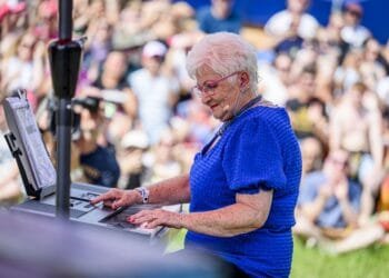 Orgel Joke (76) loopt breukje op bij val op balkon: ‘En bijna een deel van mijn oor afgescheurd’