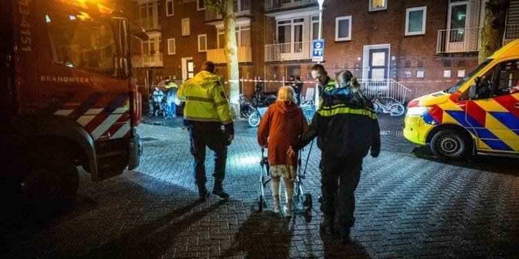 Veel schade door explosie bij flat in Amsterdam Nieuw-West