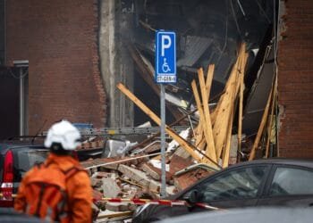 Beelden na explosie Amsterdam-West met 7 gewonden: ‘Ga niet mee in sensatieverhalen’