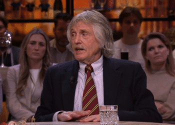 Johan Derksen (77) loopt van tafel weg in Vandaag Inside Oranje: ‘Mijn vrouw belt’