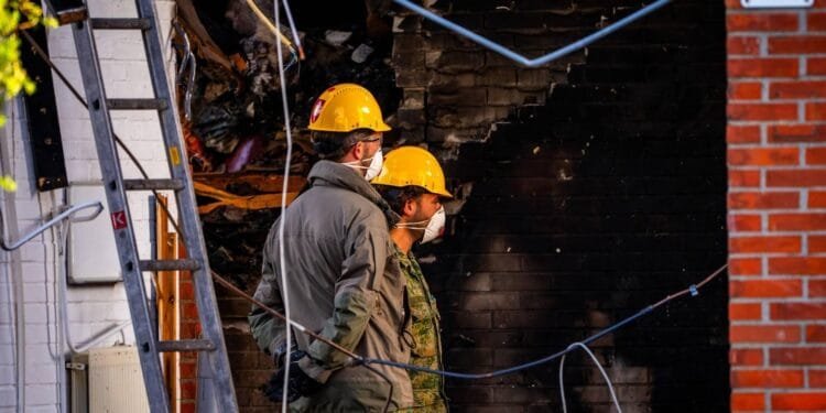 Zoeken naar slachtoffers onder puin Amsterdamse flat gestopt