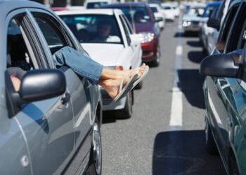 Met 30 graden op komst: mag je eigenlijk autorijden met slippers aan?