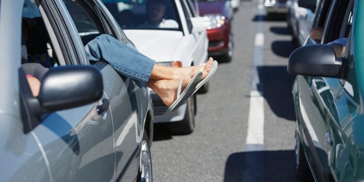 Met 30 graden op komst: mag je eigenlijk autorijden met slippers aan?