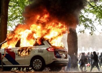 OM eist twee jaar cel na in brand steken politieauto op Malieveld