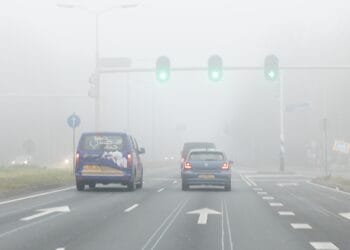 Mag je toeteren als iemand niet doorrijdt bij een groen verkeerslicht?