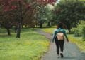 Waarom we (bijna) allemaal dezelfde kant op lopen: de mysterieuze voorkeur voor tegen-de-klok-in