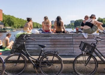 Schools cut hours as KNMI issues extreme heat warning
