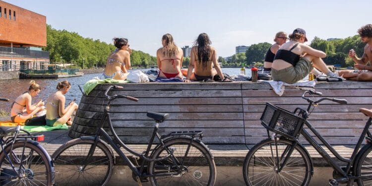 Schools cut hours as KNMI issues extreme heat warning